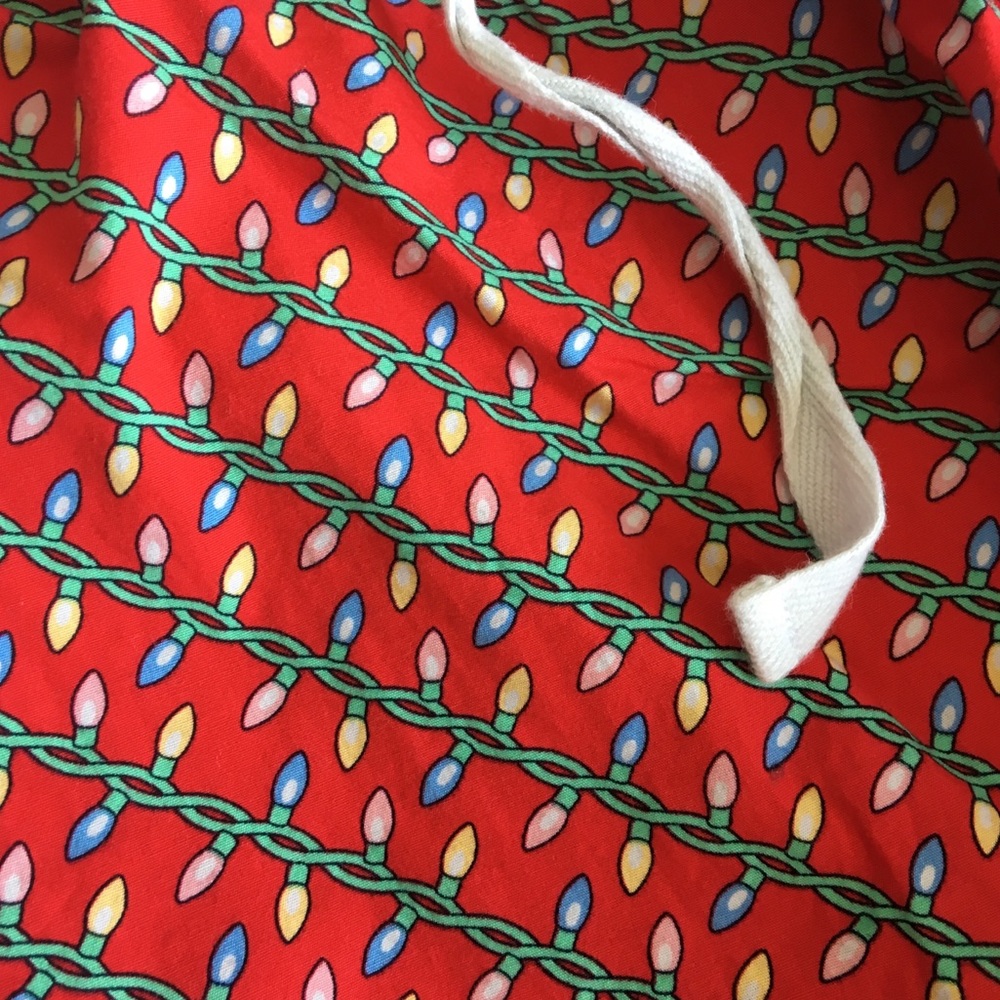 ๐๐ Vineyard Vines โ
Holiday Lights Lounge Pant โ
- Picture 2 of 8